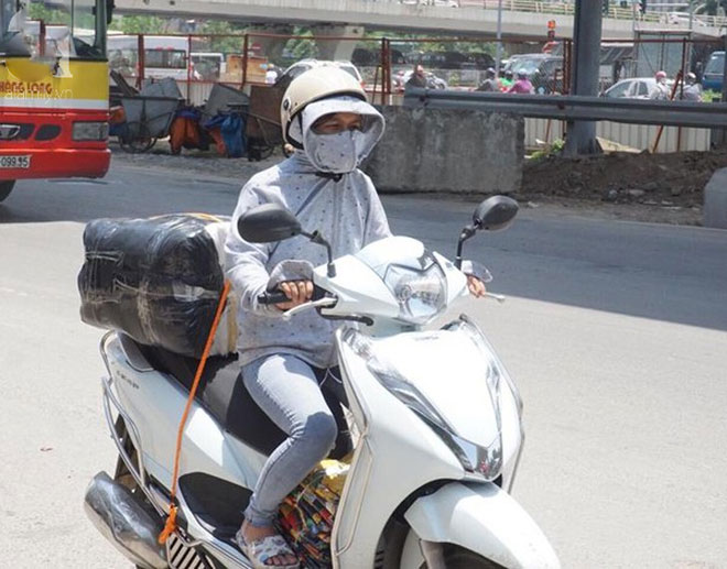 Hà Nội trải qua ngày nắng nóng gắt nhất từ đầu mùa, người dân bịt kín mít khi ra đường